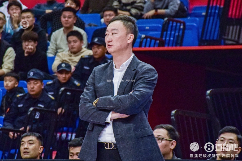 媒体人:9名球员离开了青岛 球队阵容十分年轻 王奕博会带来经验